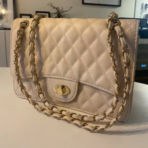 Handväska  - Jättefin väska som man kan ha över axeln eller som handväska, i toppskick men kommer tyvärr inte till användning.