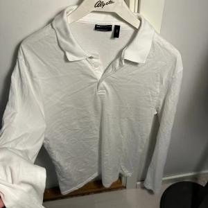 Långärmad piké - Tunn långärmad piké i ”t-shirt” material. Storlek 2XS men passar XS-S. Använd en gång.