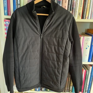 Cardigan  - Massimo Dutti cardigan i mycket bra skick, storlek L men passar M.