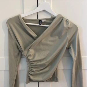 Omlott topp - Jättefin omlott topp köpt på hm❤️ Färgen är jättefin och inga skador!