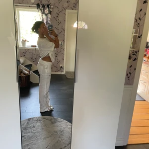 Low Pants - Super snygga byxor med låg midja. De är i väldigt bra skick! Säljer väldigt billigt då jag bara vill bli av med kläder 🥰 jag är 168cm lång❤️ 