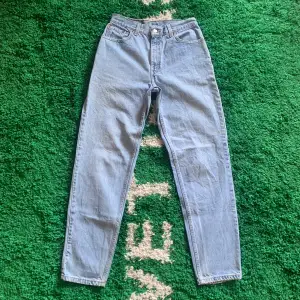 Sköna Levis jeans i modellen 550. Storlek: Midja 35 cm. Längd 104 cm. Benöppning 16 cm. Uppskattat skick 7/10. Skicka ett meddelande innan köp!