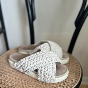 Inuikii tofflor - Vita Inuikiitofflor i storlek 38. Säljer då jag inte använder dem längre.  Skick: använda men hela och rena!