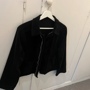 Jacka - Svart tun Manchester kroppad jacka. Bra condition