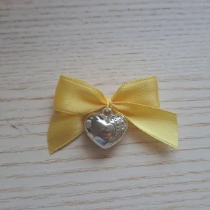 Rosett med hjärta - Kan användas till pyssel eller som accessoar. Vid funderingar skicka gärna pm. 