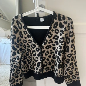 Fin kofta i leopard - Kofta i leopard mönster, använd fåtal gånger!