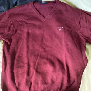 Gant tröja  - Säljer denna tröja då den inte kommer till användning, skick är 10/10 och priset kan diskuteras vid snabb affär! Nypris 1200