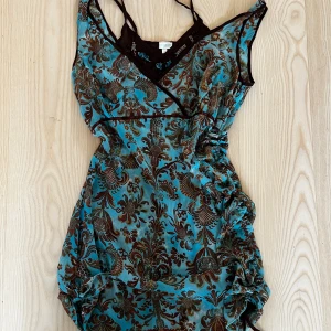 Jätte fin top/klänning  - Jätte fin top/klänning med pärlor vid kragen och fina detaljer åt sidorna Från början tänkt att användas som top för en storlek 42.  Själv använt den som klänning (jag är s/xs), tyckte fortfarande att den var för stor  Så hade nog sagt klänning för M