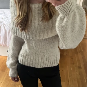 Off shoulder tröja - En jätte fin off shoulder tröja från Gina tricot i storlek s! I väldigt bra skick då den inte har kommit till så mycket användning!❤️  Köparen betalar frakt!❣️