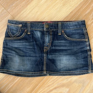 Levis kjol - Jättefin jeanskjol från Levis i bra skick. Passar mig bra som är 165❤️
