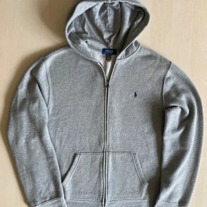 Polo Ralph Lauren zip  - Jag säljer en snygg Ralph Lauren zip up för bara 350 kr! Den passar dig som är runt 160-170 cm. Inga fläckar eller hål finns. Den är bra skick men har lite noppor. Säg bara till om du vill ha fler bilder eller om du vill fråga något.  Mvh Carl.
