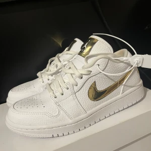 Jordans  - Aldrig tidigare använda Jordan Ones. Stl: 36,5    Pris: 1450:- men kan diskuteras vid snabb och smidig affär. Hör av dig vid behov av fler bilder eller övrig info.