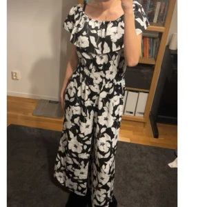 Jumpsuit -  En jättefin blommig jump suit Som är helt ny & är jättefint till sommaren☺️ skriv till mig om mer information! 🖤🤍