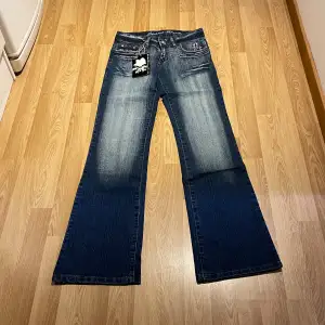 (31) Lågmidjade bootcut jeans helt nya med lappar kvar, midjemått rakt över: 35cm, innerbenslängd 84 cm, stretchiga 🩵(säg till innan ni klickar köp nu)
