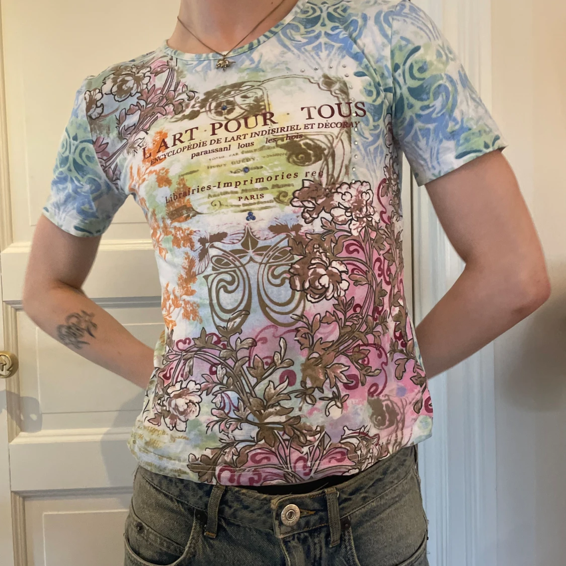 Vintage graphic tee baby tee t-shirt färgglad y2k - 90