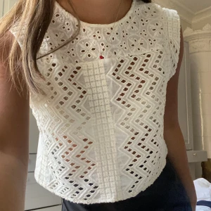 Topp  - En superfin ”hålig” topp från Zara i storlek s. Knappt använd. Osäker på om dina köptes på barnavdelningen. Jag är vanligtvis xs/s och den passar perfekt. Köparen står för frakten, inga returer. ☺️