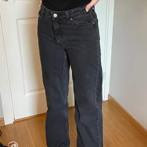 Såååå snygga jeans från monki! Dem är knappt använfs och fortfarande super fina, storlek 34/36 ungefär skriv vid mer info 🩷