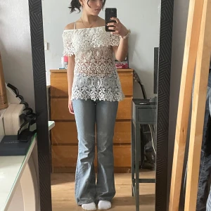 Vit somrig off shoulder spets topp/blus - I jättebra skick, knappt använd, perfekt för sommaren