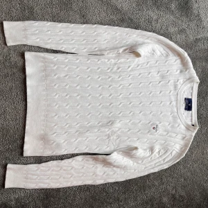 Kabelstickad tröja, Gant - Jättefin Gant damtröja i storlek S. Använd endast en gång. Nypris ligger på 1400 sek. Meddela gärna vid funderingar, samt pris kan diskuteras.