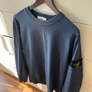 Stone Island sweatshirt i färgen marinblå. Är i bra skick och väll omhändertagen. Storlek L och passar bra som M också! Säljer för inte använt på länge. Pris kan eventuellt diskuteras.