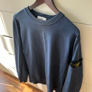 Stone Island sweatshirt  - Stone Island sweatshirt i färgen marinblå. Är i bra skick och väll omhändertagen. Storlek L och passar bra som M också! Säljer för inte använt på länge. Pris kan eventuellt diskuteras.