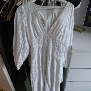 Vila klänning  - Säljer min vila klänning som är extremt lik adoore klänningen. Det är den långa modellen med långärmat i storlek 36 som är insydd lite i midjan för den ska sitta som adoore klänningarna. Den har resår där bak vilket gör att den kan töja sig!