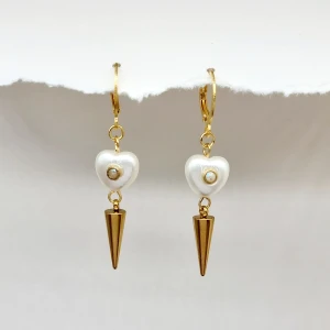 Handgjorda örhängen  - Handgjorda örhängen ● Material- rostfritt stål, metal,plastik ●Örhängeskrokar - rostfritt stål ●Längd -5cm .