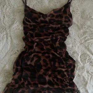 Leopard mönstrad klänning! 