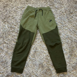 Nike tech - Storlek XL (barnstorlek) mycket fint skick och inga skador. 