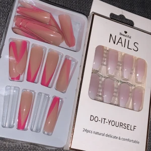 4 pack lösnaglar  - Säljer 4 st förpackningar med lösnaglar Helt oanvända och oöppnade  Från Shein  50kr/st eller 100kr för allt + frakt 