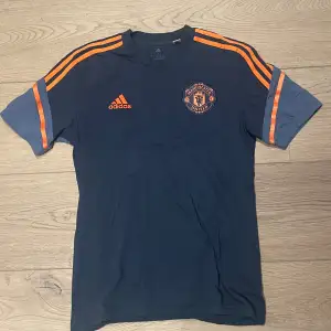 Säljer denna unika och fina T-shirt ifrån Manchester United, eftersom den inte passar mig längre. Storlek är S.