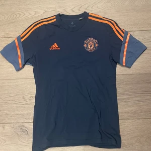 Manchester United T-shirt - Säljer denna unika och fina T-shirt ifrån Manchester United, eftersom den inte passar mig längre. Storlek är S.
