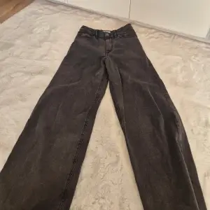 Superfina svarta jeans som aldrig är använda, dom är i storlek 140 men skulle säga att dom är väldigt stora i storleken och mer vara i storlek 152!🙌