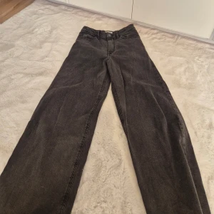 Svarta jeans  - Superfina svarta jeans som aldrig är använda, dom är i storlek 140 men skulle säga att dom är väldigt stora i storleken och mer vara i storlek 152!🙌