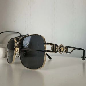 Versace glasögon - Versace sol glasögon, jätte bra skick, ingen box, priset kan diskuteras 