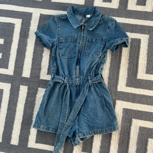 Jeans byxdress - Supersnygg och trendig jeans-byxdress som tyvärr är för liten för mig😍 Tror aldrig att den är använd - så i toppskick!!