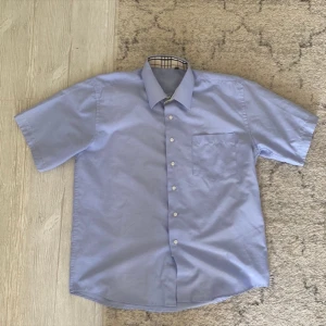 Blå Skjorta - I topp skick  Passar som en Medium eller Large  Skriv ifall du har några fler frågor!