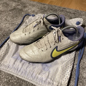 Nike Tiempo 9 - Jättefin sko i läder, storlek 42. Liten defekt på ena tån.  Nypris:2699 Hör gärna av dig om du har fler frågor!