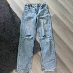 Riktigt snygga jeans ifrån Gina💓 det är barn storlek men passar också till storlek 32-34, Medelhög midja💓 köpt för 399 Och säljer för 200kr