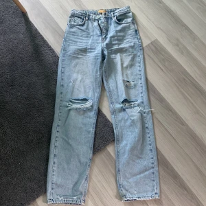 Jeans - Riktigt snygga jeans ifrån Gina💓 det är barn storlek men passar också till storlek 32-34, Medelhög midja💓 köpt för 399 Och säljer för 200kr