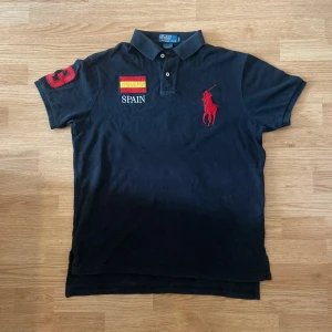 Ralph Lauren Big Pony Spain Polo/Pike - !skicka bud för snabb affär! Fet Ralph Lauren Spain Pike. Storlek L. Riktigt bra skick fast lite mini skada dä nere. 70längd, 58bredd. Skriv om ni undrar någonting eller om ni vill ha fler bilder📲