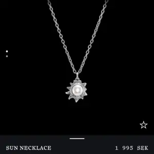 Säljer detta Sun Necklace får marianilsdotter som är helt slutsålt!💕tjockare kedjan* Nyskick✅ äkta silver, nypris 2000kr. KVITTO OCH BOX FINNS🤩 Skriv för egna bilder