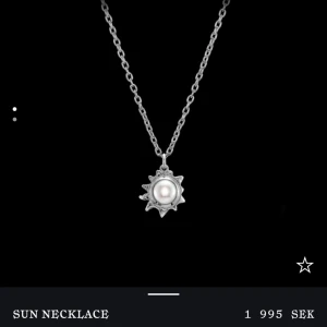 Maria Nilsdotter halsband!! - Säljer detta Sun Necklace får marianilsdotter som är helt slutsålt!💕tjockare kedjan* Nyskick✅ äkta silver, nypris 2000kr. KVITTO OCH BOX FINNS🤩 Skriv för egna bilder