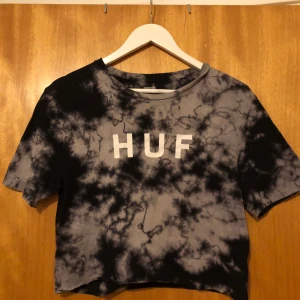 Huf kort tshirt  - Knappt använd 