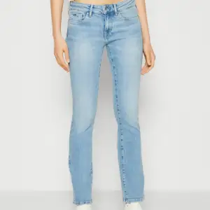 Fina mid waist bootcut Pepe jeans. Köpte dem förra sommaren men har inte använt dem så mycket då de var lite för stora i midjan. Nypris 600, säljer för 350 + frakt💖