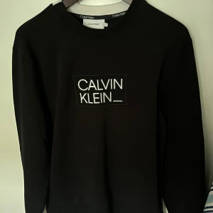 Calvin Klein sweatshirt  - Calvin Klein sweatshirt i färgen svart och storlek L. Använd ett få tal gånger över förra sommaren. Fint skick på plagg och färg
