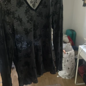 Tröja - Jättesnygg typ genomskinliga tröjan, men blommor på, perfekt för sommaren💗💗