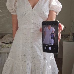 Vit klänning - Vit klänning från gina tricot, perfekt till studenten. Ny med prislapp, nypris 500kr Storlek S