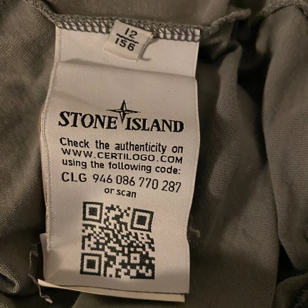 Säljer min stone island tröja som är köppt på nj i Stockholm. . Tröjor & Koftor.