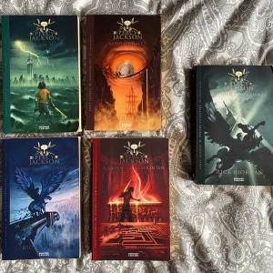 Böcker - Percy Jackson - Percy Jackson serien, alla delar. Mycket bra skick! De är på svenska.